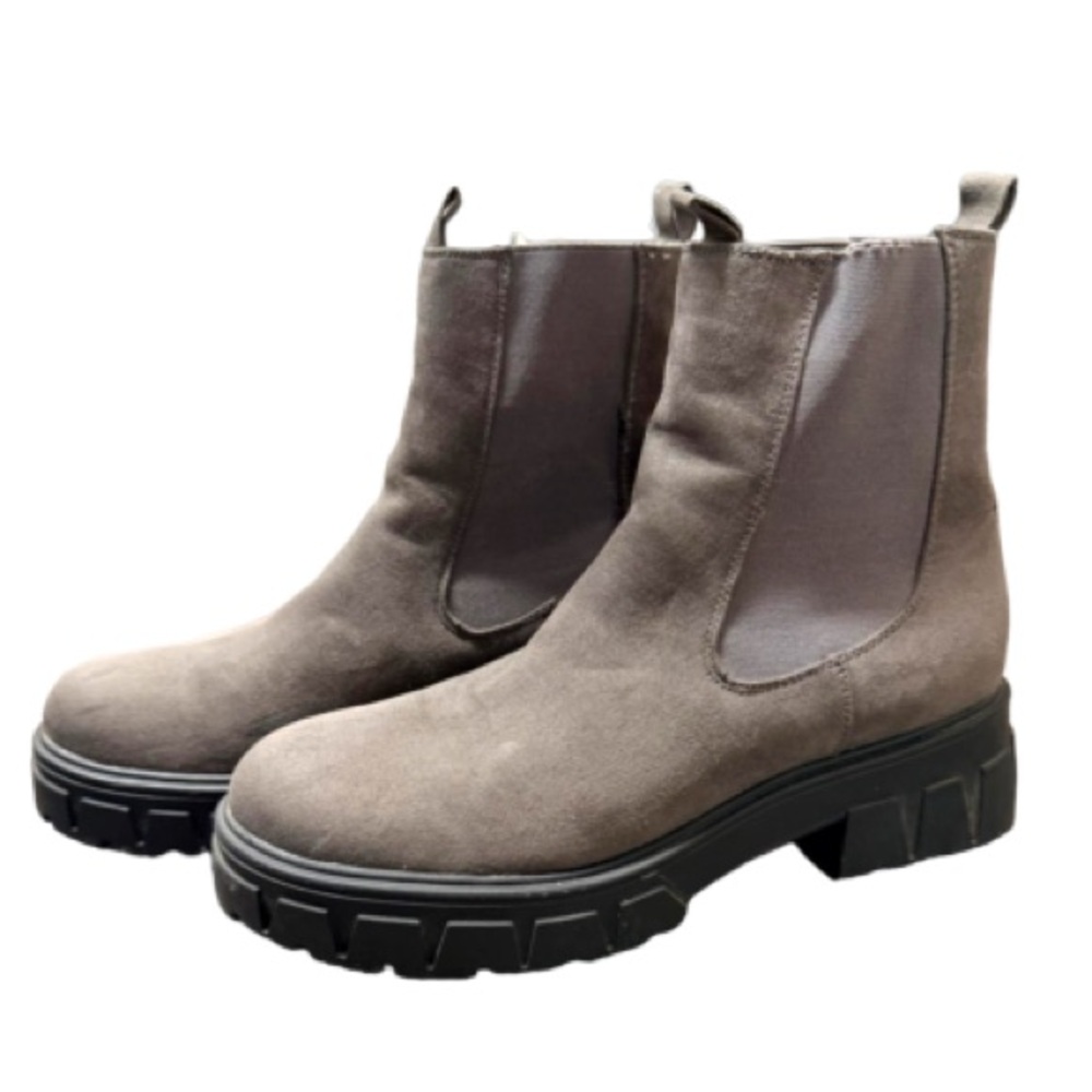 Redtop Elastic Chelsea Boots with a chunky lug sole. Size 8.5 GREAT CONDITION!